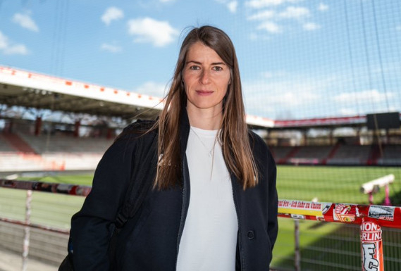 "축구 여신!" 환호→사상 최초 女 감독 데뷔전 "매우 실망스럽고 쓰라리다"... 강등권에 1-2 '굴욕패'