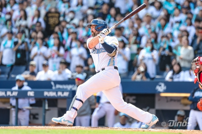 19-го числа динорс NC Мэтт Дэвидсон делает клин-бегун хоум-ран в домашнем матче против SSG Landers. /Фото = Предоставлено NC Dinos.