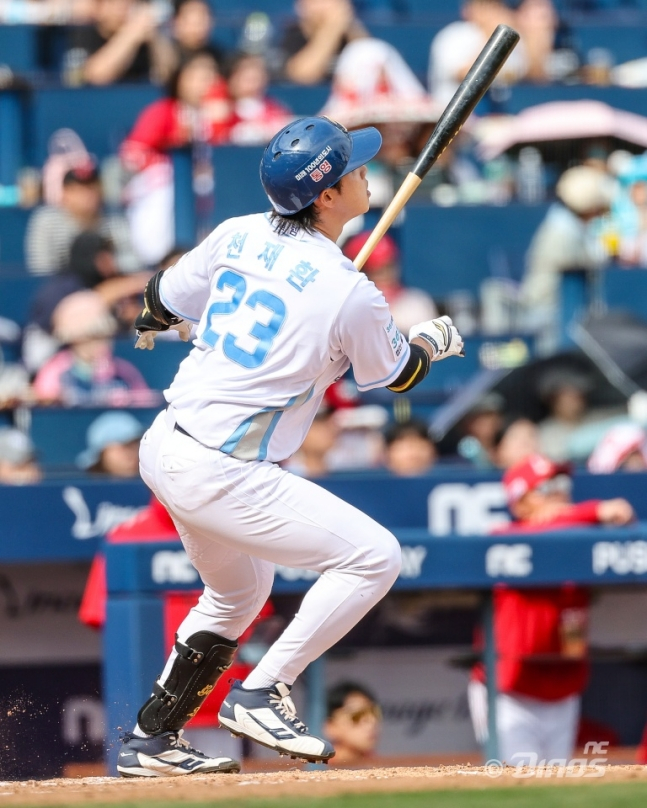 19-го числа гений NC Dinos делает три хоум-рана в конце четвертого иннинга против SSG Landers. /Фото = Предоставлено NC Dinos.