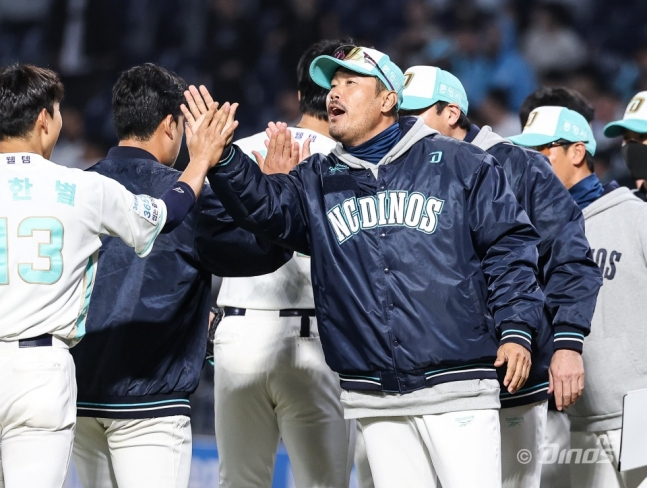 Тренер NC Dinos Ли Хо Джун (в центре) дает высокую оценку игрокам после победы в домашнем матче против SSG Landers 19-го числа. /Фото = Предоставлено NC Dinos.
