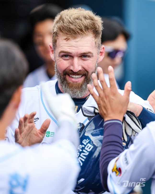 NC Dinos Мэтт Дэвидсон ярко улыбается в выбеге после того, как 19-го числа в домашнем матче против SSG Landers. /Фото = Предоставлено NC Dinos.