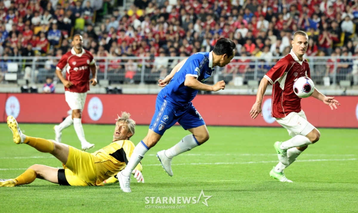 Легенда Сувон Самсунг Лим Джэ Хун бьет бандесар в легендарном матче между OGFC и Сувон Самсунг, который состоялся на стадионе Кубка мира в Сувоне 19-го числа. /Фото = Старший репортер Кан Ён Чжо 