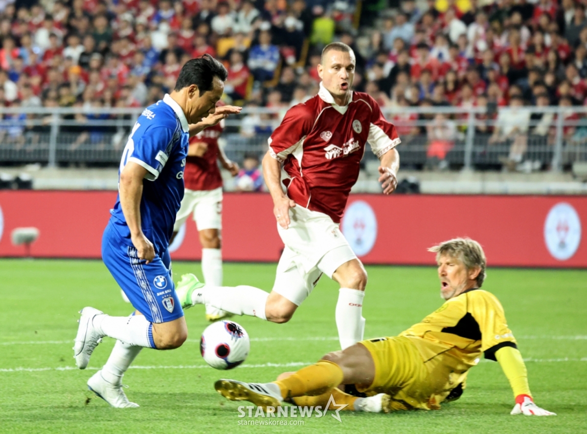 19 числа на стадионе чемпионата мира в Сувоне, в матче Легенд между OGFC и Suwon Samsung, Пак Джи Хун бьет Вандесара. /Фото = Старший репортер Кан Ён Чжо 