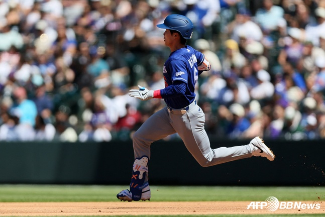 LA Dodgers Kim Hye Sung trong trận đấu với Colorado Rockies tại Coors Field, Denver, Colorado, Hoa Kỳ vào ngày 20, anh ta đã đánh hai cú đúp vào đầu hiệp 3 và đang hướng về căn cứ thứ hai. /AFPBBNews = Tin tức 1