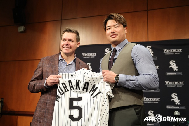 Murakami Munetaka (phải), người đã ký hợp đồng với Chicago White Sox trước mùa giải này. /AFPBBNews = Tin tức 1