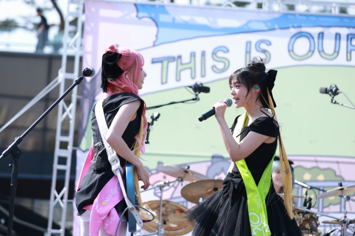 QWER, 팬들과 함께 향긋한 봄날 'CEREMONY'.."절로 힘이 난다!"