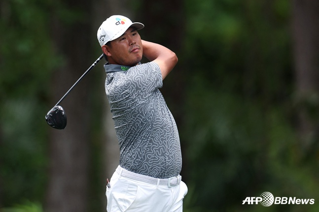 20日，在美国南卡罗来纳州希尔顿黑德岛海港城高尔夫球场(71杆)举行的美国职业高尔夫(PGA)巡回赛标志性活动RBC Heritage最后一轮第4轮比赛中，金时沅正在开球。 =法新社BBNews=新闻1。