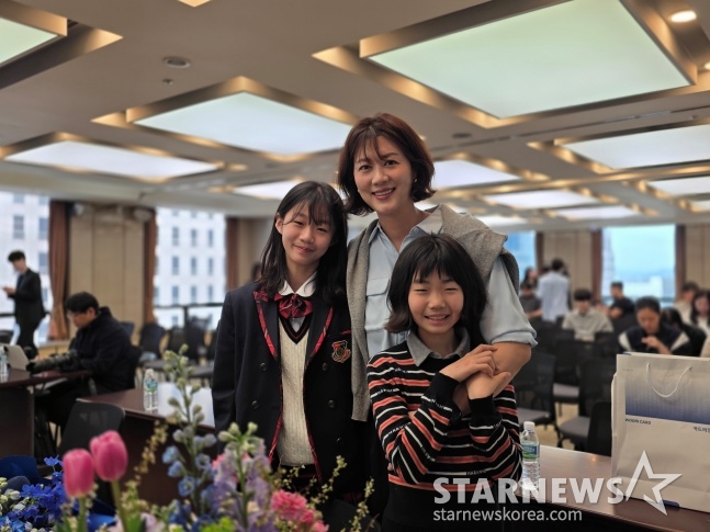 Shin Hye-in (giữa) đang mỉm cười với hai cô con gái tại lễ nhậm chức của huấn luyện viên thẻ Woori Park Chul-woo được tổ chức tại Trung tâm Báo chí Seoul gần đây. Từ trái qua, con gái đầu lòng của đạo diễn Park Chul Woo là Park So Yul, vợ là Shin Hye In và con gái thứ hai là Park Si Ha. /Ảnh = Phóng viên Kim Dong Yoon