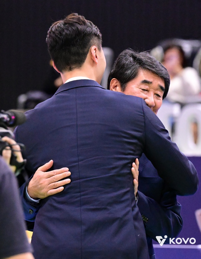 Cựu huấn luyện viên đội tuyển bóng chuyền quốc gia Hàn Quốc Shin Chi-yong (phải) đang ôm con rể trong lễ nghỉ hưu của huấn luyện viên Park Cheol-woo hai năm trước. /Ảnh = Liên đoàn bóng chuyền Hàn Quốc cung cấp