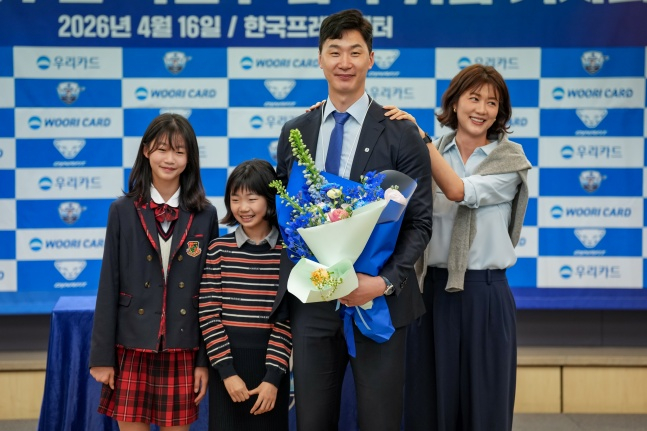 Gia đình của huấn luyện viên thẻ tín dụng Park Chul Woo đã chụp ảnh kỷ niệm tại lễ nhậm chức của huấn luyện viên được tổ chức tại Trung tâm Báo chí Seoul vào ngày 16. /Ảnh = Cung cấp đội bóng chuyền thẻ Woori