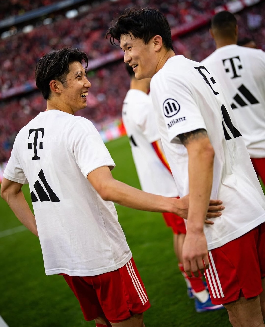 20日(韩国时间)，在德国慕尼黑的安联竞技场举行的2025~2026赛季德甲第30轮比赛结束后，伊藤博文(左)和金珉载(音)在确定慕尼黑夺冠后一起庆祝。 =照片:拜仁慕尼黑官方社交网络服务(SNS)