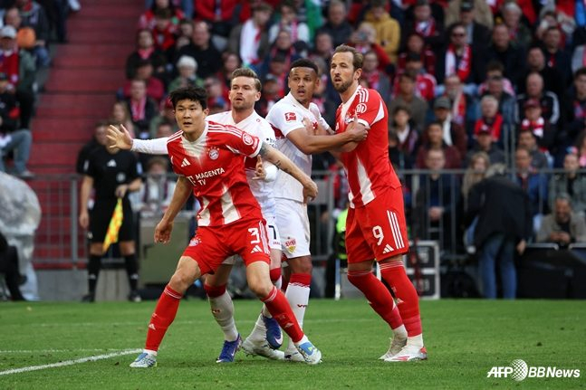 20日(韩国时间)，在德国慕尼黑的安联竞技场举行的2025~2026赛季德甲第30轮比赛中，金珉载(左)正在阻挡对方球员。 =法新社BBNews=新闻1。