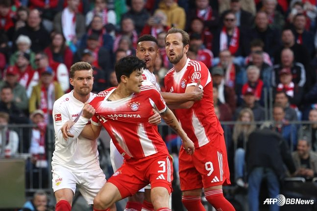 20日(韩国时间)，在德国慕尼黑的安联竞技场举行的2025~2026赛季德甲第30轮比赛中，金珉载(中)被对方球员抢走球衣。 =法新社BBNews=新闻1。