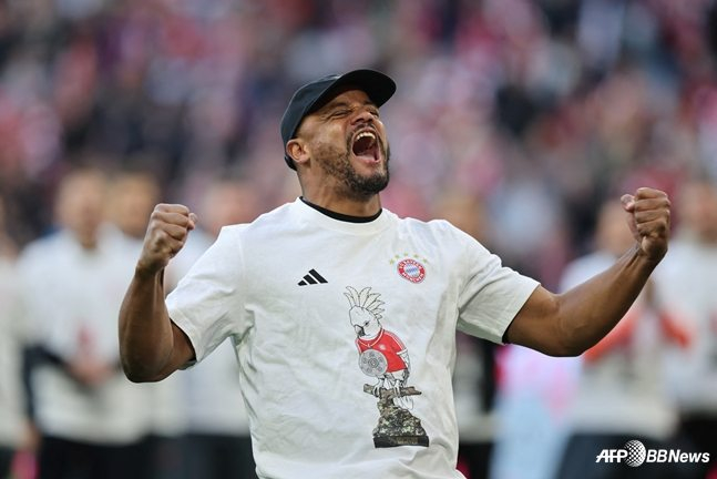 20日(韩国时间)，在德国慕尼黑的安联竞技场举行的2025~2026赛季德甲第30轮比赛结束后，拜仁慕尼黑队主教练文森特•康帕尼正在庆祝夺冠。 =法新社BBNews=新闻1。