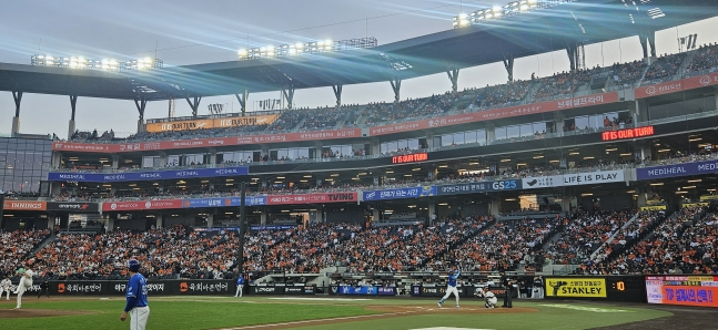 On the 15th, Daejeon Hanwha Life Bolpark, the home stadium of Hanwha, was filled to capacity. /Photo=Senior Reporter Kang Young-jo