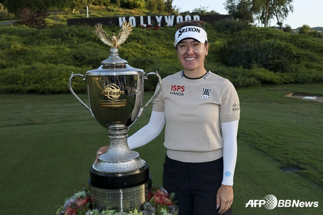 Hannah Green đã giành chức vô địch LPGA Tour LA Championship (tổng giải thưởng 4.75 triệu đô la) được tổ chức tại Câu lạc bộ đồng quê El Cabarero (par 72) ở Los Angeles, California vào ngày 20 và đang chụp ảnh kỷ niệm với chiếc cúp. /AFPBBNews = Tin tức 1