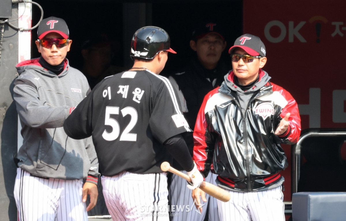 Lee Jae-won (giữa) của LG Twins đang nhận được sự hoan nghênh của huấn luyện viên Yeom Kyung-yeop (phải) sau khi đánh một cú home run solo trong trận đấu giao hữu với KT Wiz vào ngày 17 tháng trước./Ảnh = Phóng viên cao cấp Kang Young Jo