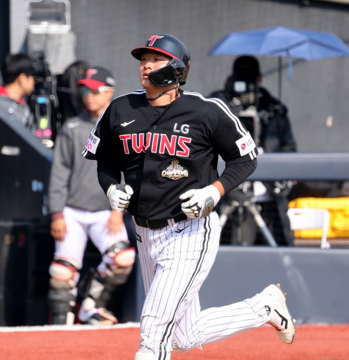 Lee Jae Won của LG Twins đang đánh một cú home run solo trong trận đấu giao hữu với KT Wiz vào ngày 17 tháng trước. /Ảnh = Phóng viên cao cấp Kang Young Jo