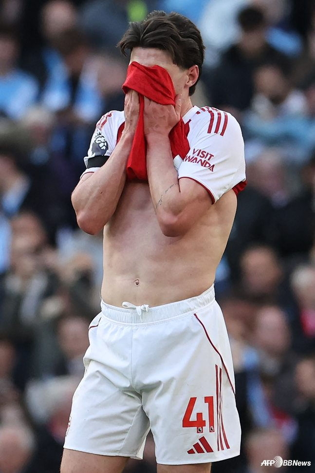 'Arsenal midfielder Declan Rice covers his face after the 2025-2026 English Premier League (EPL) Round 33 match at Etihad Stadium in Manchester, UK, on the 20th (Korea time). /AFPBBNews=NEWS1