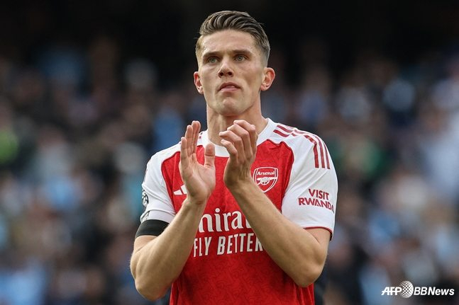 'Arsenal striker Viktor Gyokeres applauds the crowd after the 2025-2026 English Premier League (EPL) Round 33 match at Etihad Stadium in Manchester, UK, on the 20th (Korea time). /AFPBBNews=NEWS1