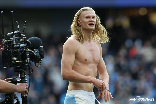 'Manchester City striker Erling Haaland loosens his hair after the 2025-2026 English Premier League (EPL) Round 33 match at Etihad Stadium in Manchester, UK, on the 20th (Korea time). /AFPBBNews=NEWS1