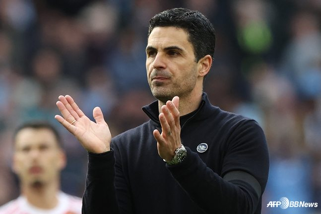 'Arsenal manager Mikel Arteta greets the crowd after the 2025-2026 English Premier League (EPL) Round 33 match at Etihad Stadium in Manchester, UK, on the 20th (Korea time). /AFPBBNews=NEWS1