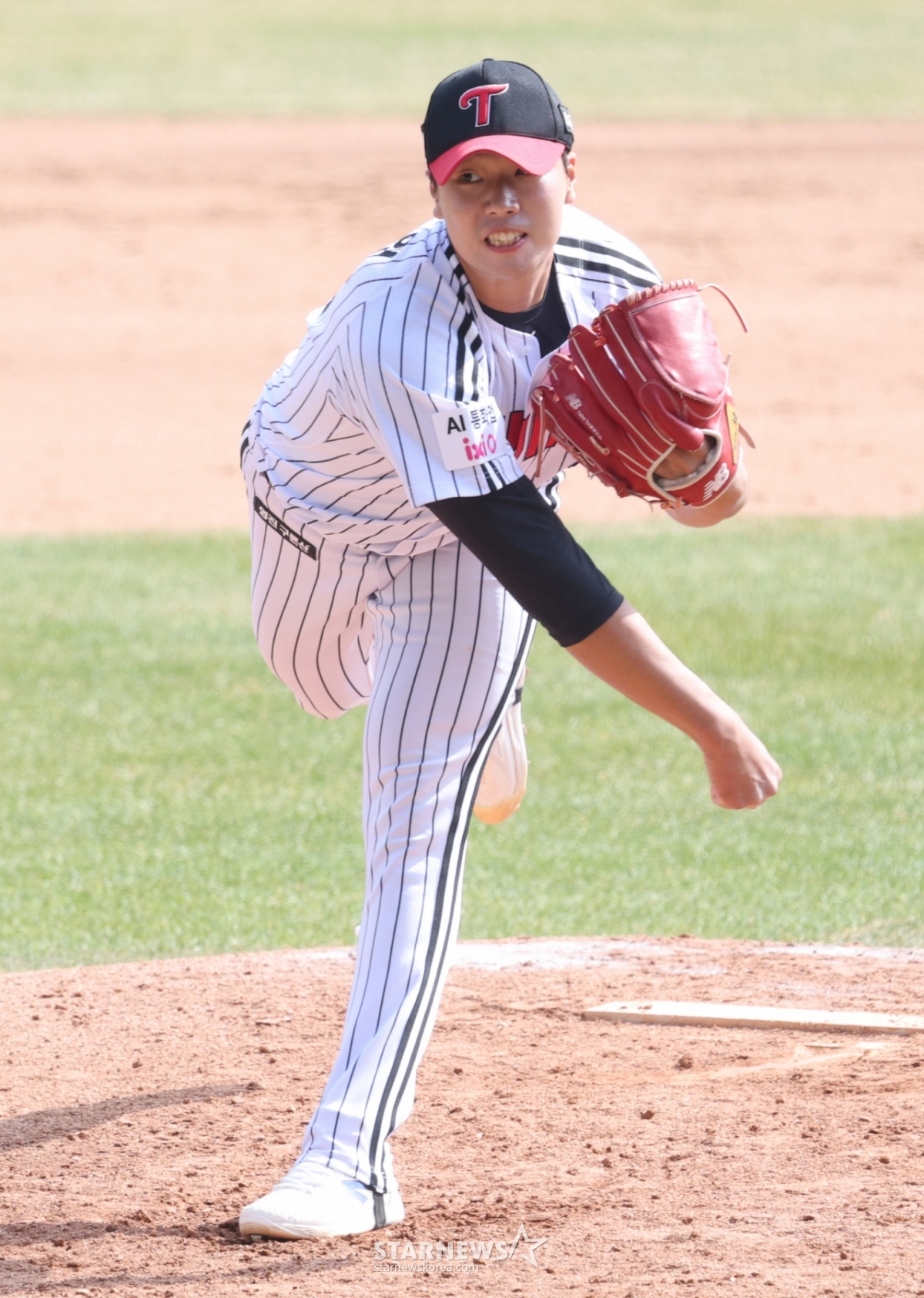 2026新韓（シンハン）SOLBankKBOリーグオープン戦「LGツインズ対キウムヒーローズ」の試合が23日、ソウル蚕室（チャムシル）野球場で行われた。  LGの朴シウォンが力投している。 /写真=キム·ジンギョン待機者