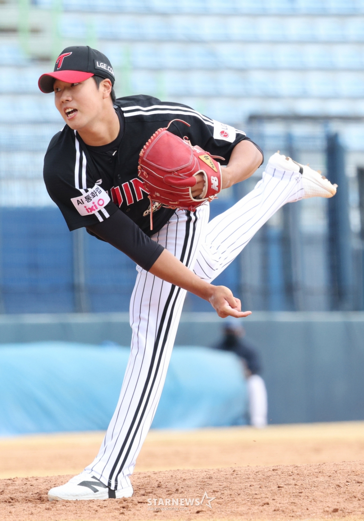 2026新韓（シンハン）SOLBankKBOリーグオープン戦NCダイノス対LGツインズの試合が13日、慶尚南道昌原市（キョンサンナムド·チャンウォンシ）の馬山（マサン）野球場で行われた。  LGの朴シウォンが力投している。 /写真=キム·ジンギョン待機者