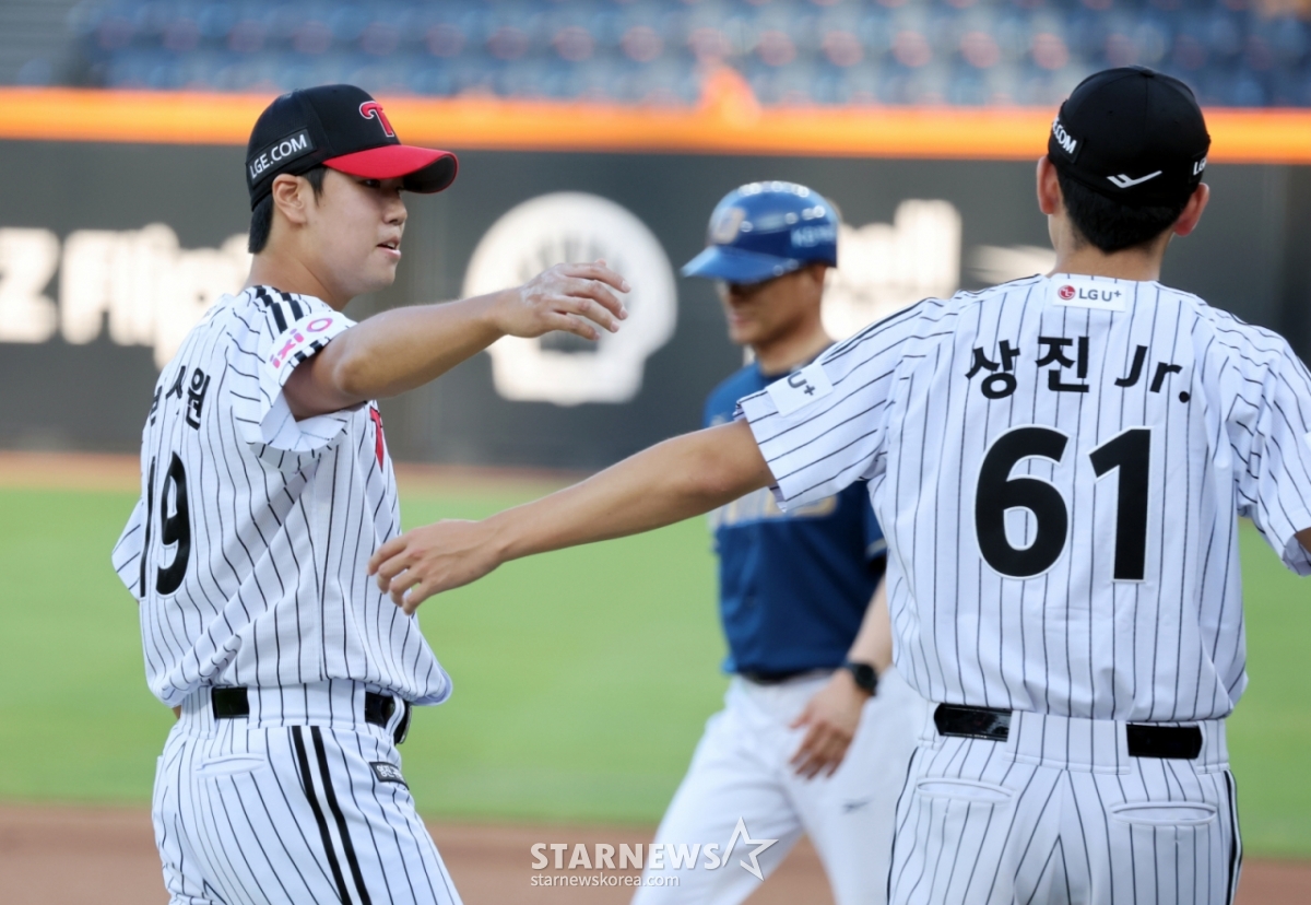 北部の朴シウォンが昨年7月11日、大田（テジョン）ハンファ生命ボールパークで行われた2025KBOリーグ·フューチャーズリーグ·オールスター戦の南部リーグ対北部リーグの試合で力投している。 3回表をうまく防いだ後、LGの同僚たちとセレモニーもしていて目を引く。 2025.07.11./写真=カン·ヨンジョ先任記者