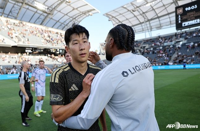 Сон Хын Мин (слева) после матча 8-го раунда 2026 MLS на стадионе БМО в Лос-Анджелесе, США, 20-го числа (по корейскому времени). /AFPBBNews =Новости 1