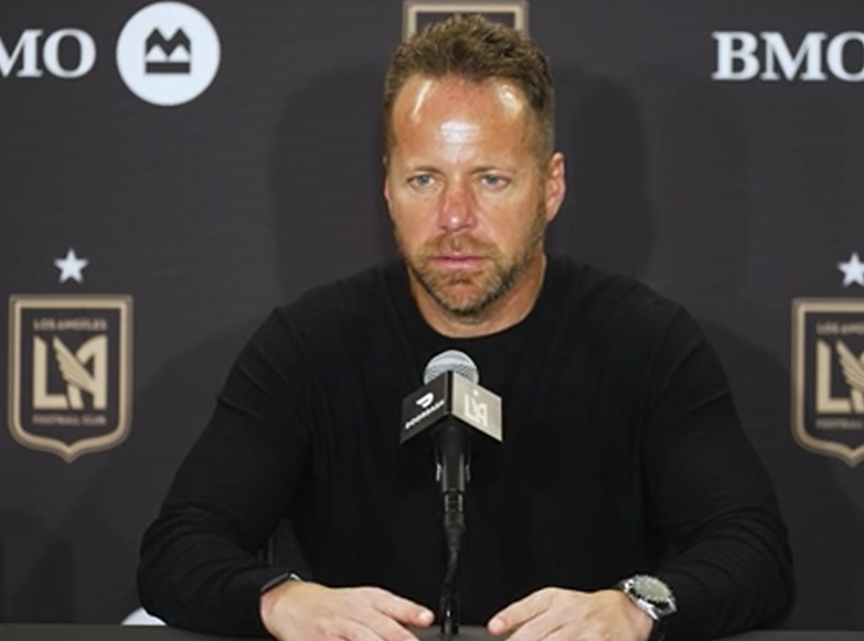 Директор LAFC Марк Дос Сантос слушает вопросы журналистов на пресс-конференции после матча "Сан-Хосе Эртквейкс". /Фото = Официальное видео Лос-Анджелеса