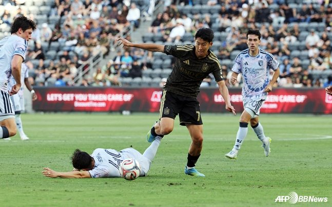 Сон Хын Мин (в центре) пытается прорваться через дрилл во время матча 8-го раунда 2026 MLS на стадионе БМО в Лос-Анджелесе, США, 20-го числа (по корейскому времени).  /AFPBBNews =Новости 1