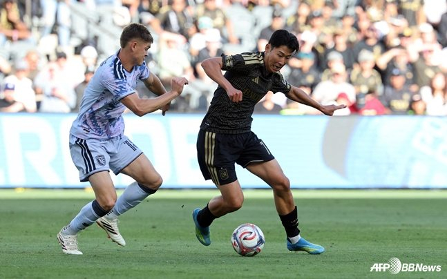 Сон Хын Мин (справа) борется с соперником во время матча 8-го раунда 2026 MLS на стадионе БМО в Лос-Анджелесе 20-го числа (по корейскому времени). /AFPBBNews =Новости 1