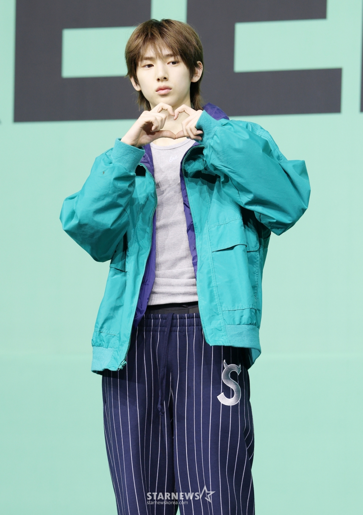 Группа Cortis Juhoon позирует на витрине, посвященной выпуску второго мини-альбома "GREEN GREEN", который состоится в концертном зале Yes24 в Кванджин-гу, Сеул, 20-го числа. /2026.04.20 /Фото = Ким Хви Сон hwijpg@