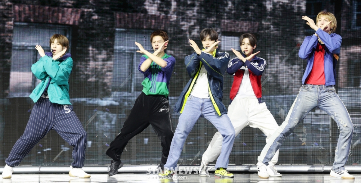 Группа Cortis выступает на витрине, посвященной выпуску второго мини-альбома "GREEN GREEN", который состоится в концертном зале Yes24 в Кванджин-гу, Сеул, 20-го числа. /2026.04.20 /Фото = Ким Хви Сон hwijpg@