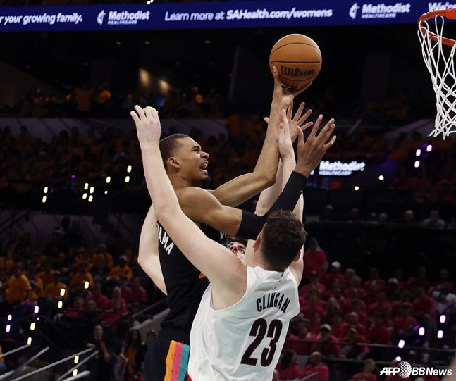 Wembanyama đang cố gắng sút từ dưới lên trước Donovan Klingon (bên dưới). /AFPBBNews = Tin tức 1