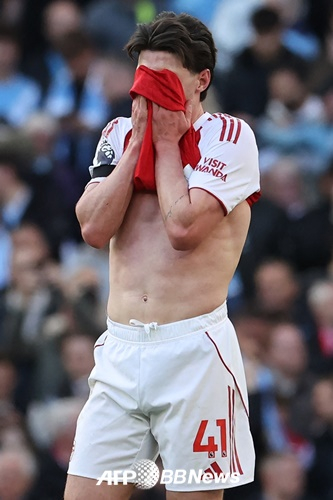 Полузащитник "Арсенала" Деклан Райс.Он сожалеет о поражении «Манчестер Сити» в 33 раунде Английской премьер-лиги (EPL) с 2025 по 2026 год на стадионе Эттихад в Манчестере, Англия, 20-го числа (по корейскому времени). /AFPBBNews =Новости 1