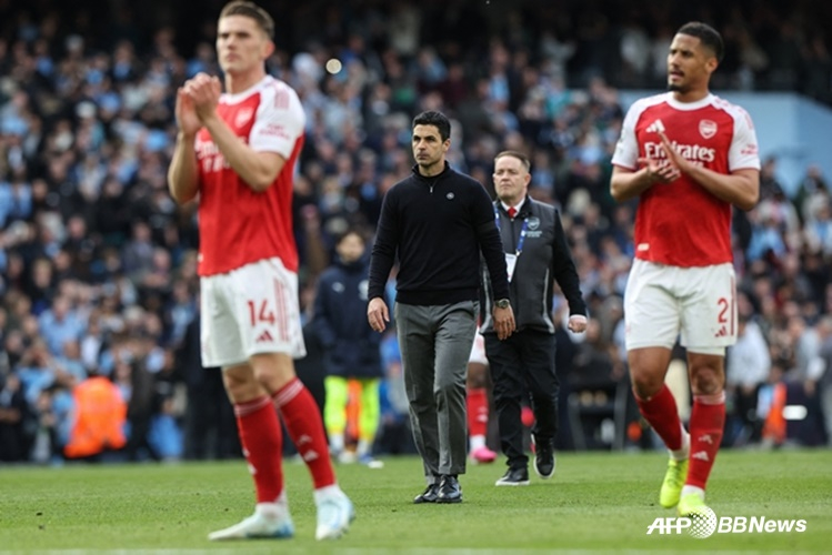 Вид главного тренера Микеля Артеты (в центре) и игроков "Арсенала" после матча. /AFPBBNews =Новости 1