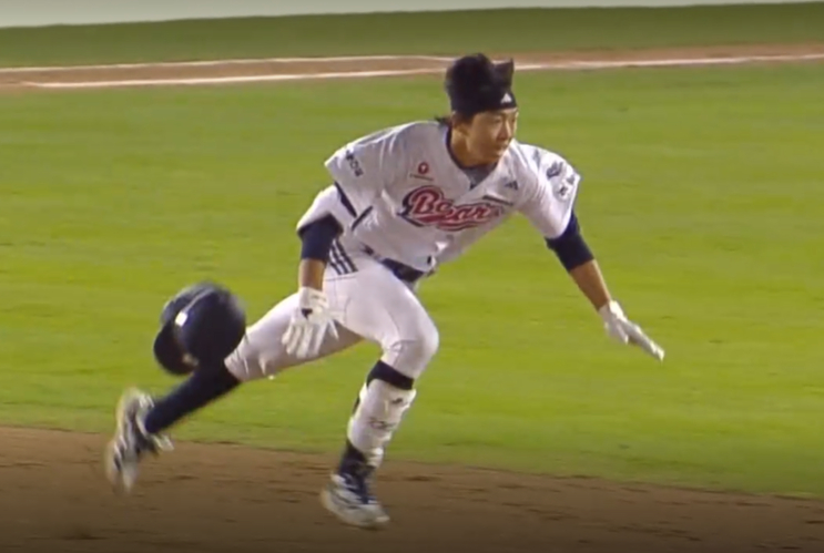 斗山（トゥサン）の金ミンソクが17日、KIA戦の8回裏、右翼手側の安打を打った後、2塁にスライディングしながらヘルメットが剥がれている。 /写真=中継画面キャプチャー 