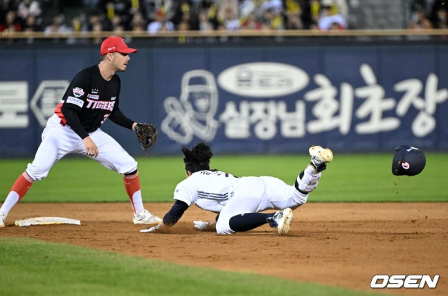 17日、KIA戦の8回裏、2塁でスライディングする金ミンソク。 左はKIAの遊撃手デール。  /写真=OSEN