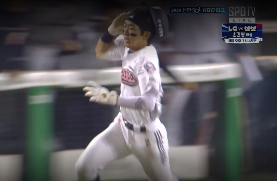 金ミンソクが18日、KIA戦の延長10回裏、右翼線上の2塁打を放った後、1塁ベースを回りながら自らヘルメットを脱いでいる。 /写真=中継画面キャプチャー