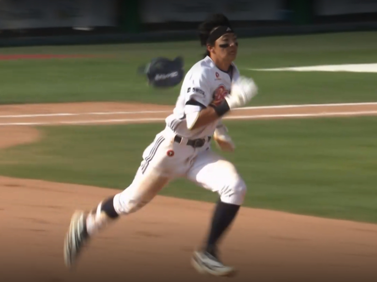 19日の試合7回裏、2塁へ全力疾走する金ミンソク。 /写真=中継画面キャプチャー