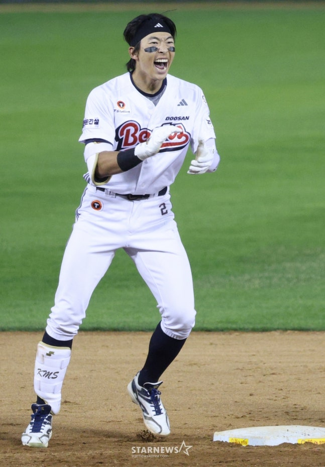 18日、KIA戦の延長10回裏、2塁打を打って喜ぶ金ミンソク。 /写真=キム·ジンギョン待機者