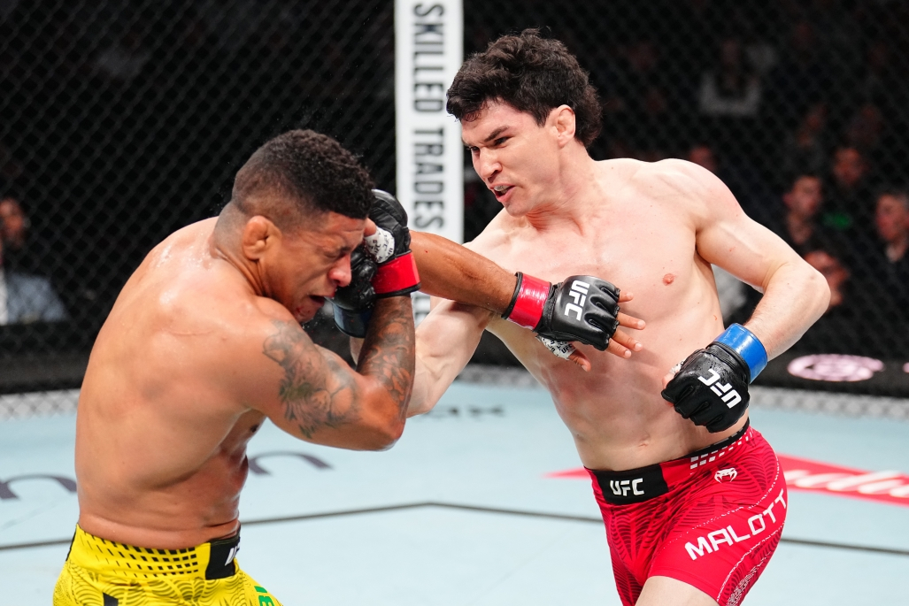 Mike Mallatt (phải) tung cú đấm móc lên Gilbert Burns. /Ảnh = UFC cung cấp
