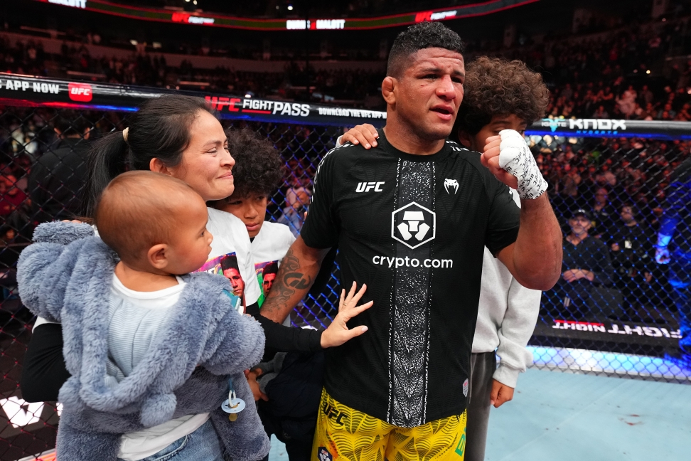 Gilbert Burns đang tiến hành lễ giải nghệ sau khi kết thúc trận đấu. /Ảnh = UFC cung cấp