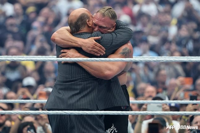 Paul Heyman (trái) và Brock Lesner ôm nhau. /AFPBBNews = Tin tức 1