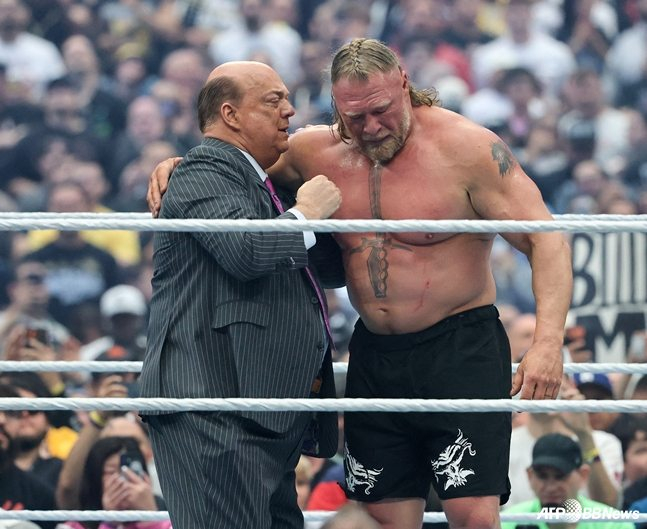 Brock Lesner (phải) và Paul Heyman. /AFPBBNews = Tin tức 1