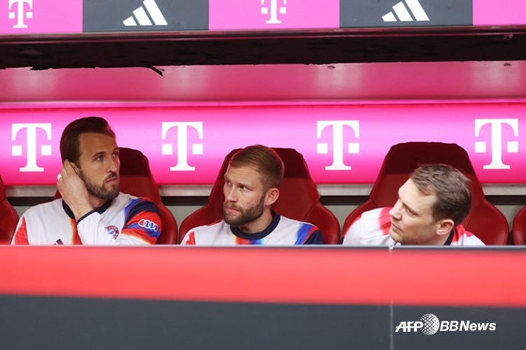 バンチェで試合を見守るハリー·ケイン（一番左）。 /AFPBBNews=ニュース1