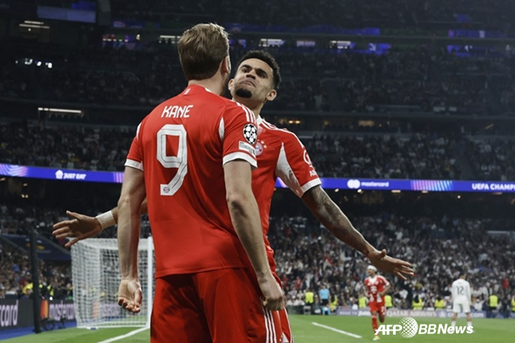 ハリー·ケイン（左）とルイス·ディアス。 /AFPBBNews=ニュース1