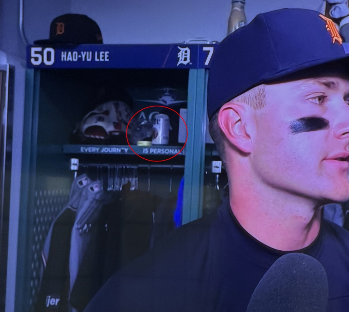 Bia lon (vòng tròn đỏ) đặt trong tủ đựng đồ Lý Hạo Duy. /Ảnh = Chụp màn hình SNS